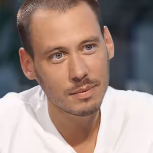 Brčky ze slámy si kupujeme svědomí, je to alibismus, důležité věci neřešíme, říká autor soběstačného domu