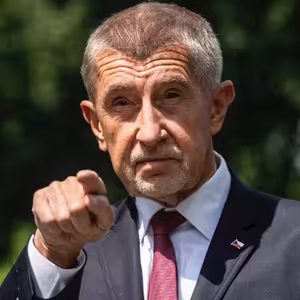 Kde hledá Babiš obejmutí a s kým opéká krůtu? Jak vypadá zahraniční politika jeho vlády