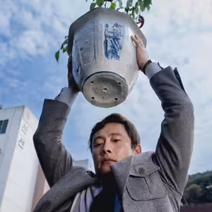 Prišiel o prácu a stal sa vrahom. Bizarná čierna komédia Nie je iná možnosť