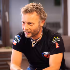 Horolezec a nepálský hospodský Honza "Tráva" Trávníček