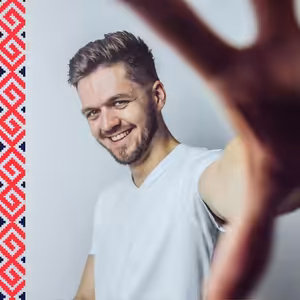 Slovenský fotograf v Londýne Michal Augustini splnil výzvu “100 koncertov za rok” a chystá výstavu