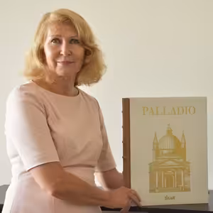 „Ručne viazaná exkluzívna kniha, ako sa robila v 16.storočí. To je Večný Palladio,“ predstavuje Mária Lešková