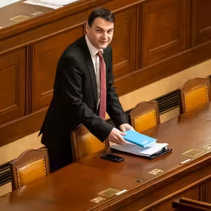 Macinka provokuje, Turka hodil premiér přes palubu. Přesto vláda hlasování o nedůvěře ustojí