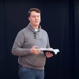 Bohoslužba za kostelem