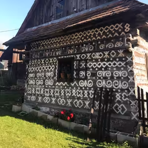 Prečo sú na domoch v Čičmanoch biele ornamenty a ktorému vrcholu sa hovorí slovenský Matterhorn?