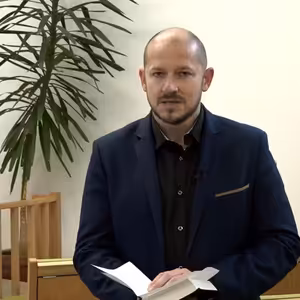 Boh nezabúda. A čo my?