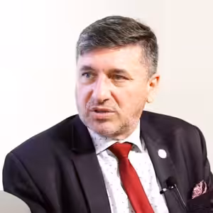 Stát není automatickou poukázkou na luxus, říká senátor Goláň