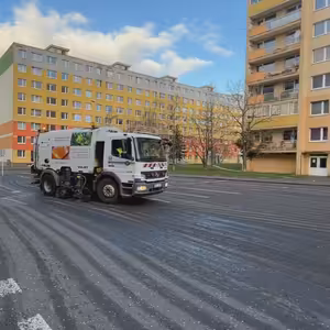 V Mostě začalo strojní čištění ulic. Potrvá až do 12. května.