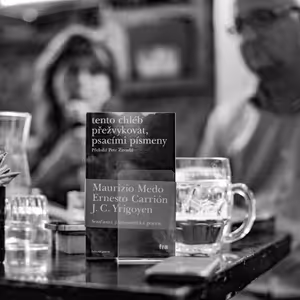 tento chléb přežvykovat, psacími písmeny