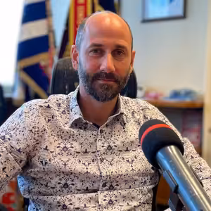 Jan Paparega byl v Mostě znovu zvolen do vedení města. Kromě primátorské má nyní pozici také v Senátu jako nejmladší zástupce horní komory.