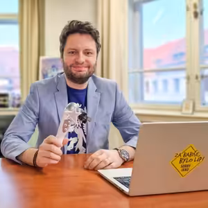 Fialův zapomenutý milion v pochybné záložně. Prezidenta už po roce práce nebaví. | Čau Praho #68