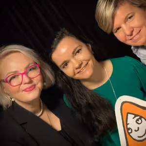 Kateřina Karolová je: lékařka, maminka tří kluků, kteří se narodili se 14ti měsíčními rozestupy, spisovatelka - postupně vydala už 4 knihy a v roce 2018 se stala „ženou roku“ časopisu Ona Dnes.