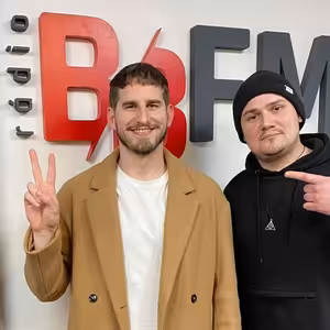 Moderovať začal na strednej škole a dnes má vlastnú talkshow