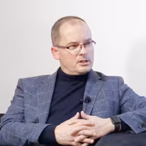 Ekonom: Třetina lidí je bez peněz, druhé třetině dojdou v řádu měsíců. Co to způsobí?