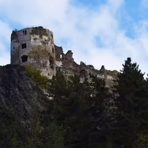 Spoznaj pohronskú hradnú cestu a hrad, ktorý bol postavený pre šaša