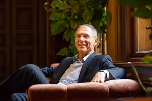 Jan Švejnar, ekonom a člen vládní NERV: USA čeká největší nezaměstnanost od doby velké deprese. U nás ten šok je obdobný, akorát my zatím úspěšně zbrzďujeme nárůst nezaměstnanosti.