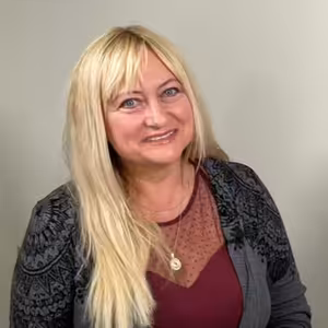 Ema Kuby, Cesta z rodového zatížení