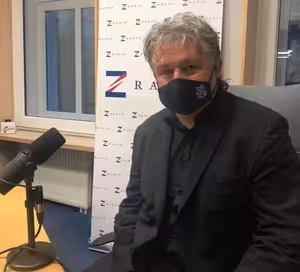 Jiří Dolejš /KSČM/: Naše tradiční sjezdy, které jsou trochu spartakiády v malém, pochopitelně budou muset být menší a na pokračování. Nejprve se budou muset vyřešit personálie a až pak se budeme bavit, jestli ta vlajka víc zrudne nebo zrůžoví