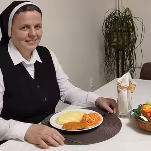 Sestra Mária pripraví rezne v náleve