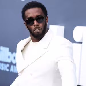 Násilnický hudební magnát P. Diddy se sice vyhnul doživotí, čelí ale dalším desítkám civilních žalob