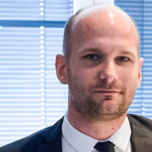 Gábor Grendel obhajuje proces očkovania, Juraj Blanár kroky vlády ostro kritizuje