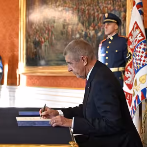 Česko má dva premiéry a od příštího týdne novou vládu. Zatím bez Turka