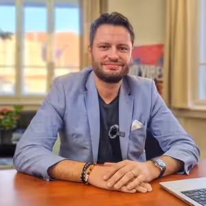 Fiala rozprodává státní majetek a kolegům přihrává miliony Kč | Čau Praho! #53