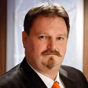 Zátiší 12/4/2023: ekonom Petr Bartoň