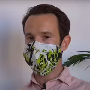 Infektológ Sabaka: Koronavírus má jednu zákernú stránku. Aktuálne ho na Slovensku najviac šíria títo ľudia