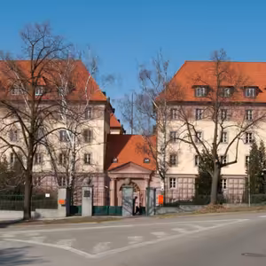 Kounicovy koleje 3. Žulový pilon