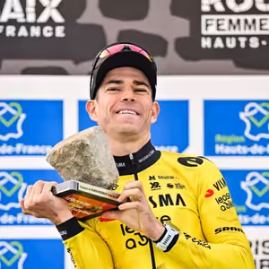 Van Aert má životný triumf, Pogačarovi Roubaix opäť ušlo