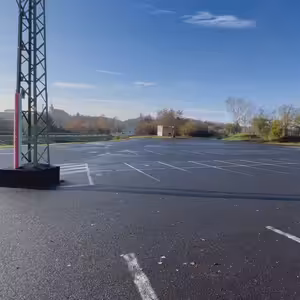 Velkokapacitní parkoviště u Benediktu v Mostě se na zimu uzavře.