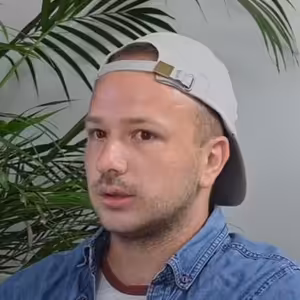 Preslávila ho bizarná kerka na ruke. Slovensko pozná ako svoje boty a toto musíme zlepšiť