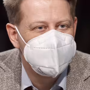 Dotace pro Agrofert šly ze státního rozpočtu, ministři srazili podpatky. Neotevření obchodů je podraz, říká Prouza