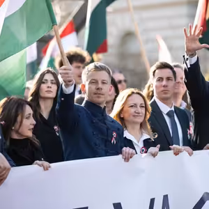 Hroutí se Orbánův neliberální režim? Kdy se to zlomilo a co může přijít s Magyarem