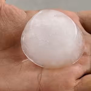 Muž útočil ledem na projíždějící auto