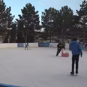 V mosteckém Radničním parku opět stojí kluziště.