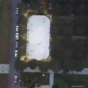 V Radničním parku v Mostě se opět bruslí.