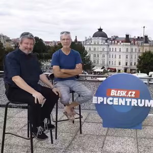 Vybuchující popcorn, nahé dívky i bazén nad pódiem. Michal a Šimon Cabani slaví čtvrt století s festivalem ve Varech