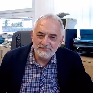 Hrajeme si s ohněm, měli bychom se zapřít. Konec testů zdarma je správně, říká virolog Grubhoffer