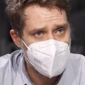 Přibývá seniorů, co nechtějí žít, zvažují i sebevraždu. Mlčky přihlížíme omezování lidských práv, říká Lorman