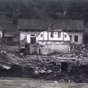 V protržené přehradě zahynuly během půl hodiny desítky lidí