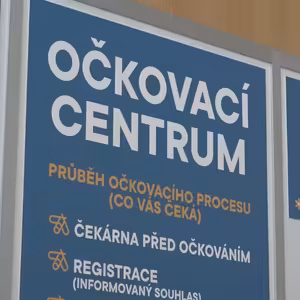 V malé sportovní hale v Mostě začíná vakcinace proti nemoci covid-19.