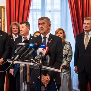 Končící vláda vydírá rozpočtem nastupující kabinet kvůli vedení Sněmovny