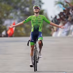 Tadej Pogačar vládne ďalej, v ženách historické prekvapenie