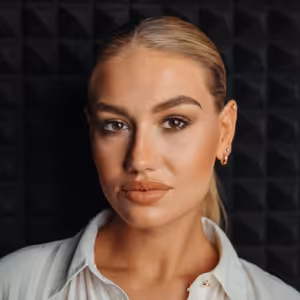 V Česku nám CHYBÍ LÁSKA 💔 Neumíme spolu mluvit | Adéla Štroffeková, česká Miss World