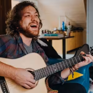 Hudobný rozhovor: Peter Juhás o novej skladbe "Ako nám boli dané"