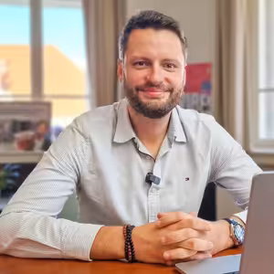 Skončí Piráti? Platů a trafik se jen tak nevzdají. Korespondenční volba schválena. | Čau Praho! #89