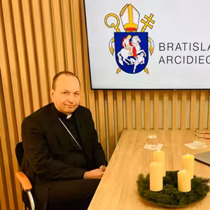 Aktuálne od nás. Hosť biskup Jozef Haľko. O symbole adventného venca a vianočného stromčeka.