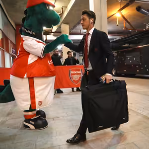 Bitva o Londýn i o Artetovu pozici. United mohou vstoupit do historie a Messi do PSG.